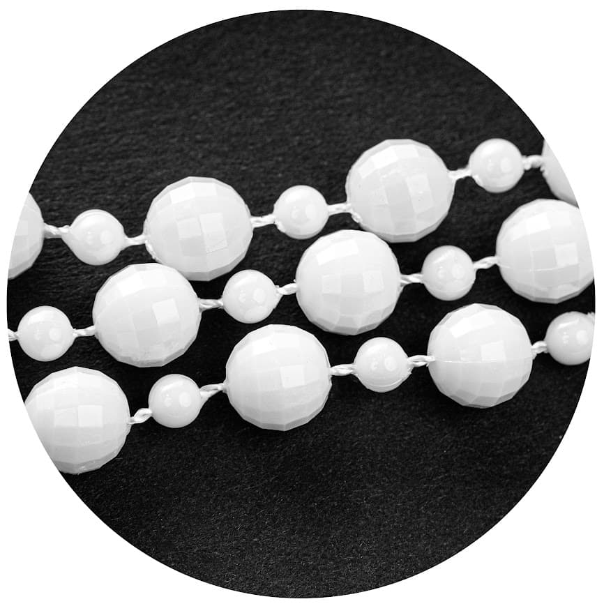 Korale choinkowe 9 m – Białe Dekoracyjne Kule